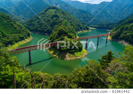 在奧井彩虹橋上行駛的南阿爾卑斯安普托線（井川線） 81961442