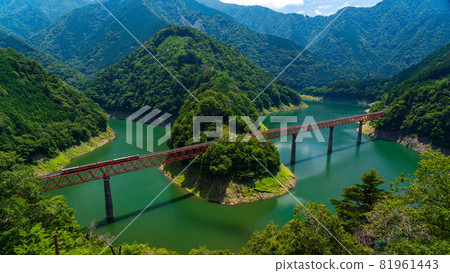 在奧井彩虹橋上行駛的南阿爾卑斯安普托線(井川線) 在奧井彩虹橋上行駛的南阿爾卑斯安普托線(井川線) 81961443