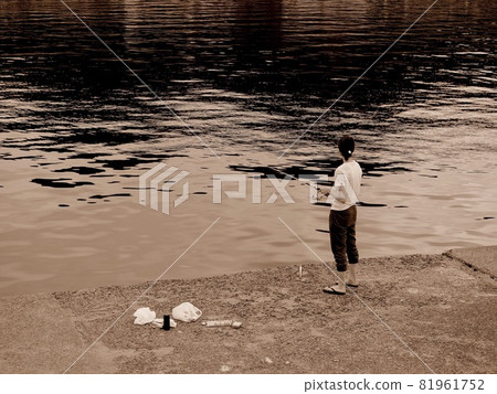 Fishing female sepia Fishing female sepia 81961752