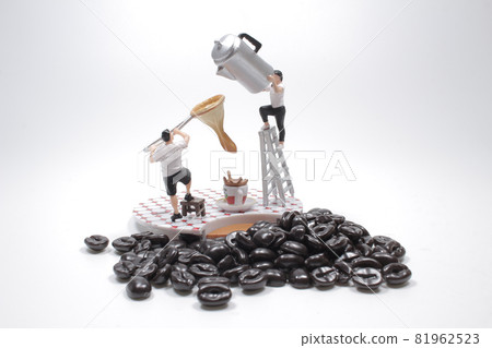 a fun of mini figure with Pouring coffee a fun of mini figure with Pouring coffee 81962523