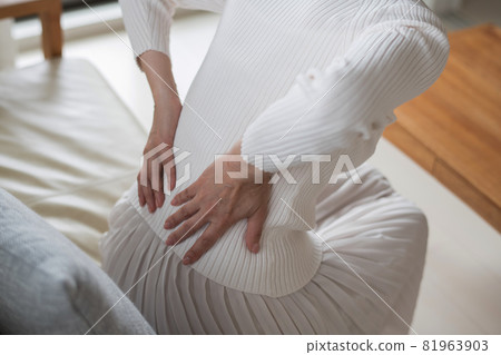 疲勞的日本女性患有背痛和腰痛 疲勞的日本女性患有背痛和腰痛 81963903