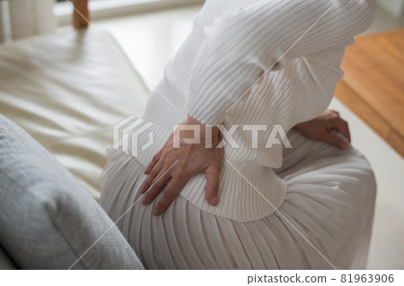 疲勞的日本女性患有背痛和腰痛 81963906
