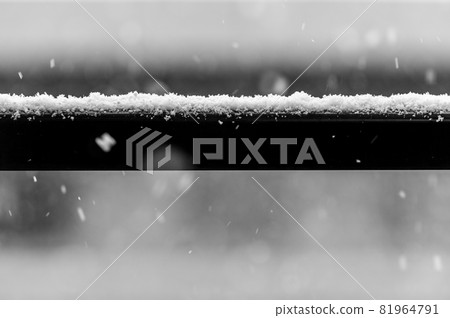 圖片素材(下第一場雪時外面的風景) 圖片素材(下第一場雪時外面的風景) 81964791