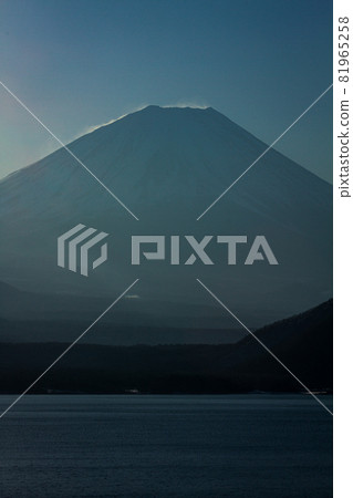 冬天從本栖湖看富士山的早晨 81965258