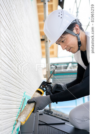 做密封工作的工人工匠的密封工作 81965259