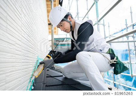 做密封工作的工人工匠的密封工作 81965263