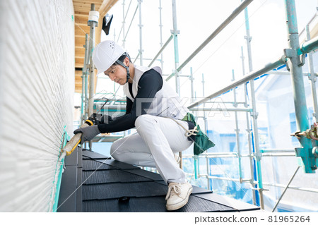 Workers doing sealing work Sealing work of craftsmen 81965264
