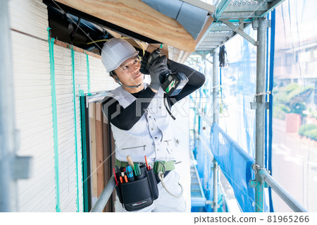 工匠在建築工地工作 81965266