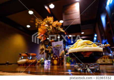 咖啡館聚光燈下的咖啡果凍 咖啡館聚光燈下的咖啡果凍 81965332