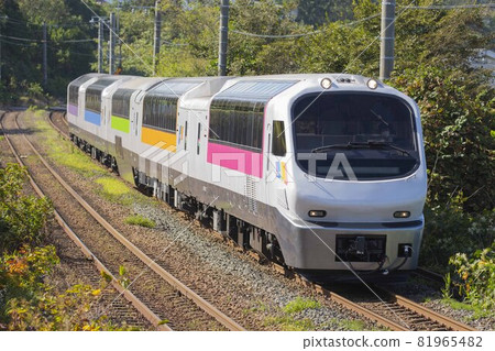 [JR Hokkaido, driver blurred] North Rainbow Express Limited Express Niseko Ishitani-Mori 81965482