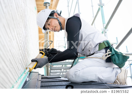 Workers doing sealing work Sealing work of craftsmen 81965582