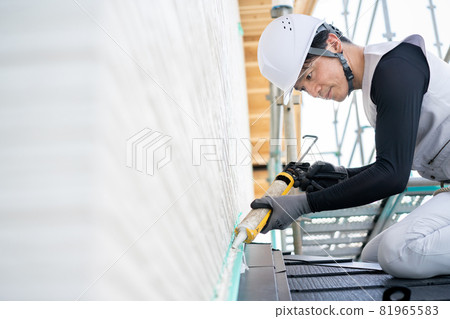 做密封工作的工人工匠的密封工作 81965583