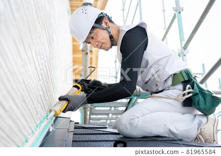 做密封工作的工人工匠的密封工作 81965584