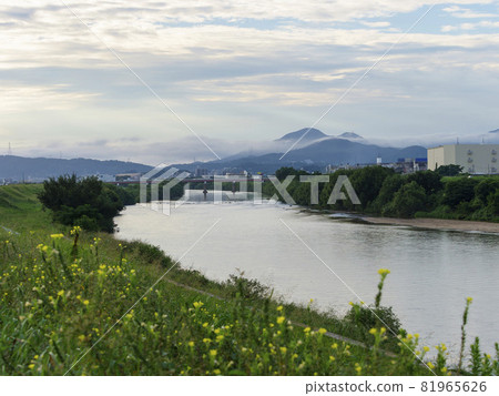 Scenery of Yamato River and Mt. Nijo in the early morning Scenery of Yamato River and Mt. Nijo in the early morning 81965626