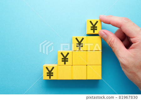 The image of accumulating money. A hand for stacking blocks with a circle mark. 81967830