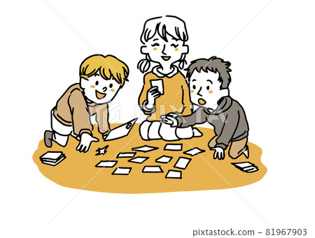 孩子們玩紙牌 81967903