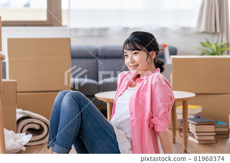 Young woman moving 81968374