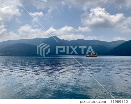 Pleasure boat seen from Lake Ashinoko 81969550