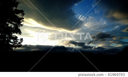 被雲層掩埋的岩手山 81969703