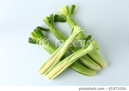 未加工的帶皮鬍鬚幼玉米 81971056