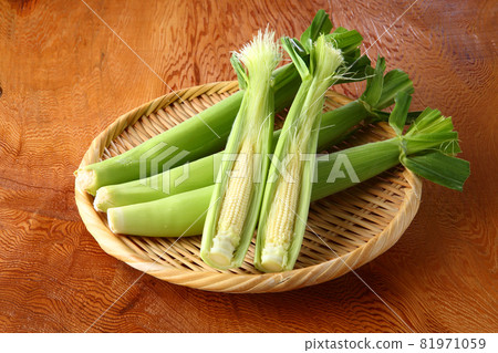 未加工的帶皮鬍鬚幼玉米 81971059