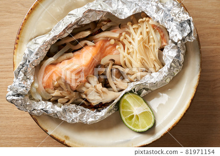 Fall grilled autumn salmon 81971154