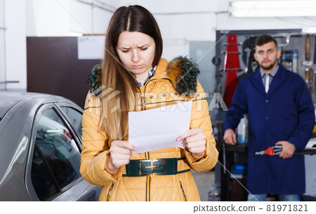 Female is dissatisfied of tire winter replacement of her car 81971821
