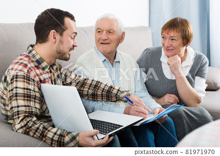 Elderly couple and insurance agent 81971970