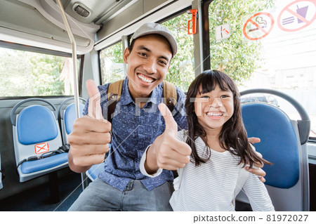 asian father taking his daughter to school by bus thumb up asian father taking his daughter to school by bus thumb up 81972027