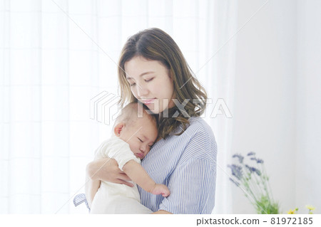 Mother holding a baby 81972185