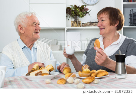 Aged couple enjoying evening 81972325