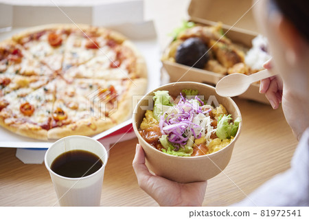 送餐婦女吃食物 81972541