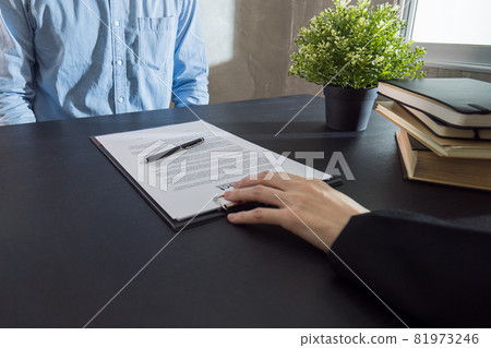 Put a contract to business partner Put a contract to business partner 81973246