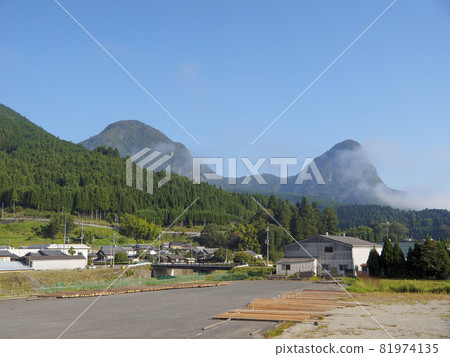 Scenery of Soni village with blue sky and mountains 81974135