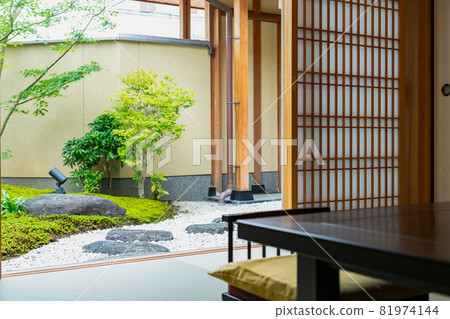View of the garden from the Japanese-style room 81974144
