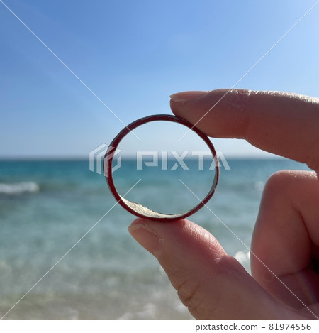 [Marine debris] A ring of can bottles that has washed ashore on a beautiful beach 81974556