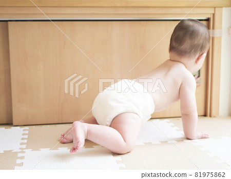 嬰兒穿著尿布的背影 嬰兒穿著尿布的背影 81975862