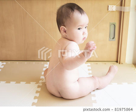 Back view of a baby sitting naked Back view of a baby sitting naked 81975864