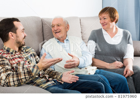 Grandparents and grandson talk 81975960