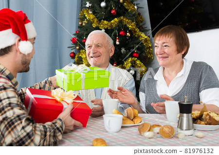 Family gives Christmas gifts 81976132