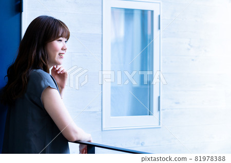 Woman looking from the balcony 81978388