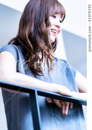 從陽台看的女人 81978395