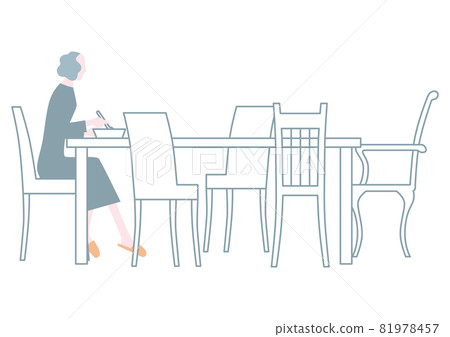 獨自在餐桌上吃飯的老婦人 獨自在餐桌上吃飯的老婦人 81978457