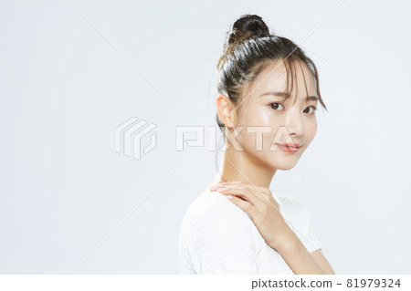 Young woman beauty natural Young woman beauty natural 81979324