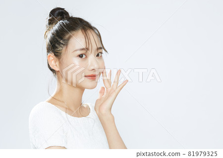 Young woman beauty natural 81979325