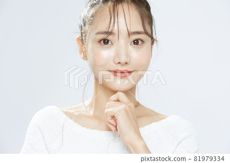 年輕女子美麗自然 年輕女子美麗自然 81979334