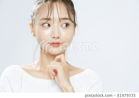 Young woman beauty natural 81979335