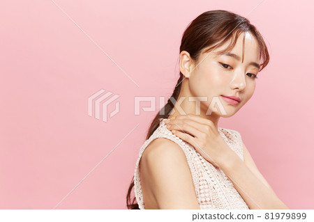 粉紅色背景中穿著裙子的年輕女子的美麗肖像 粉紅色背景中穿著裙子的年輕女子的美麗肖像 81979899