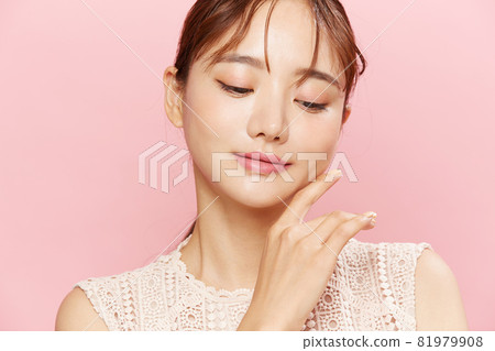 粉紅色背景中穿著裙子的年輕女子的美麗肖像 粉紅色背景中穿著裙子的年輕女子的美麗肖像 81979908