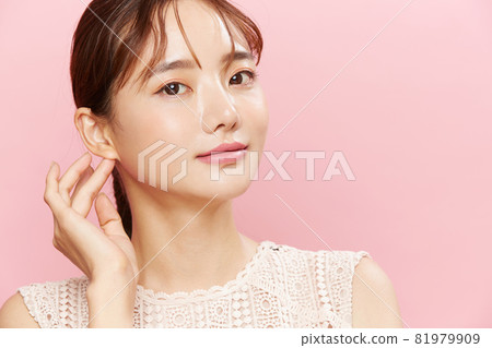 粉紅色背景中穿著裙子的年輕女子的美麗肖像 粉紅色背景中穿著裙子的年輕女子的美麗肖像 81979909